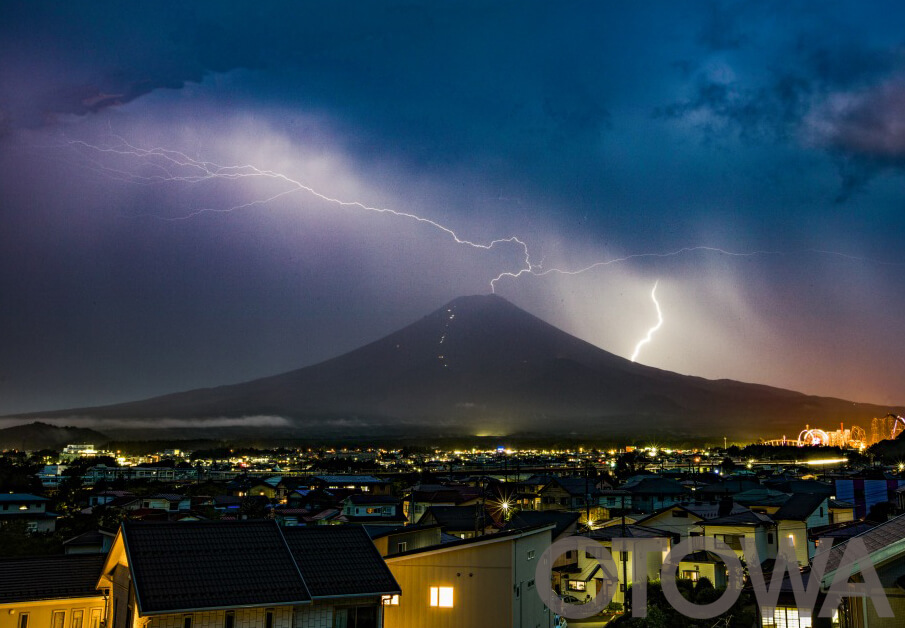 第16回 雷写真コンテスト受賞作品 学術賞 -富士山に光る-